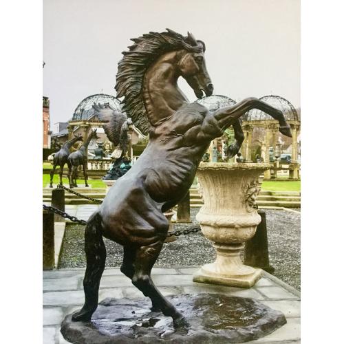 Bronzová socha koně obrovská
