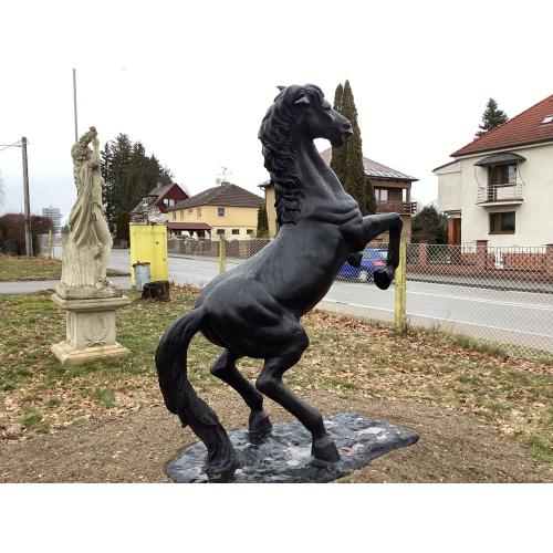 Bronzová socha-Kůň na zadních