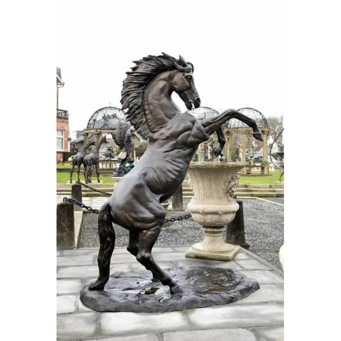 Zámecká bronzová socha..Kůň na zadních