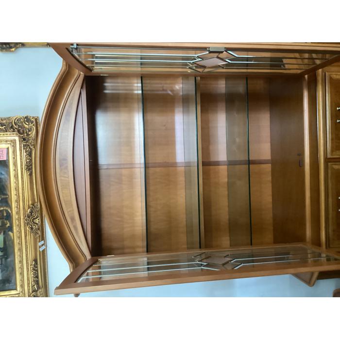 Barokní vitrína leštěná