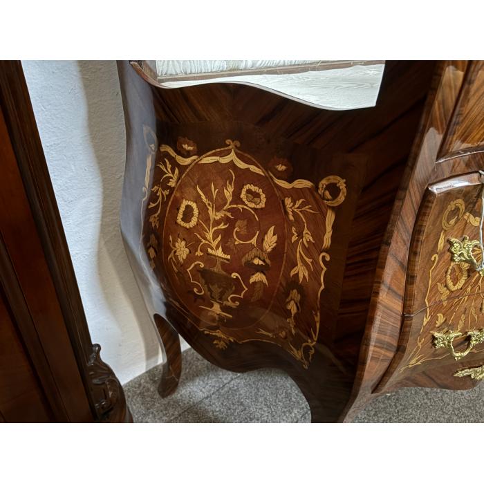 Zámecká barokní vitrína s bronzem a intarzii