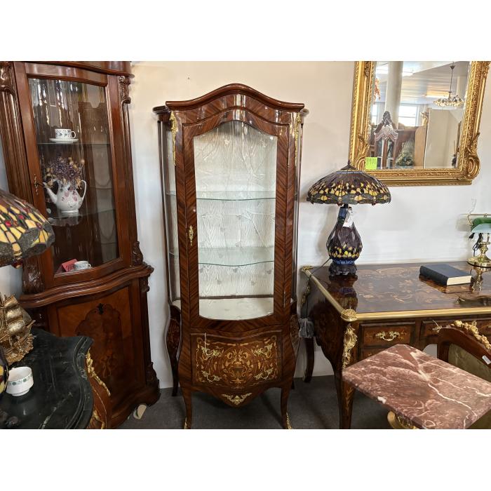 Zámecká barokní vitrína s bronzem a intarzii