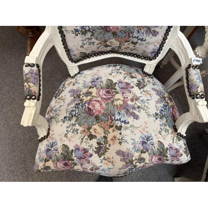 Zámecká barokni křesílka bílé s květinami