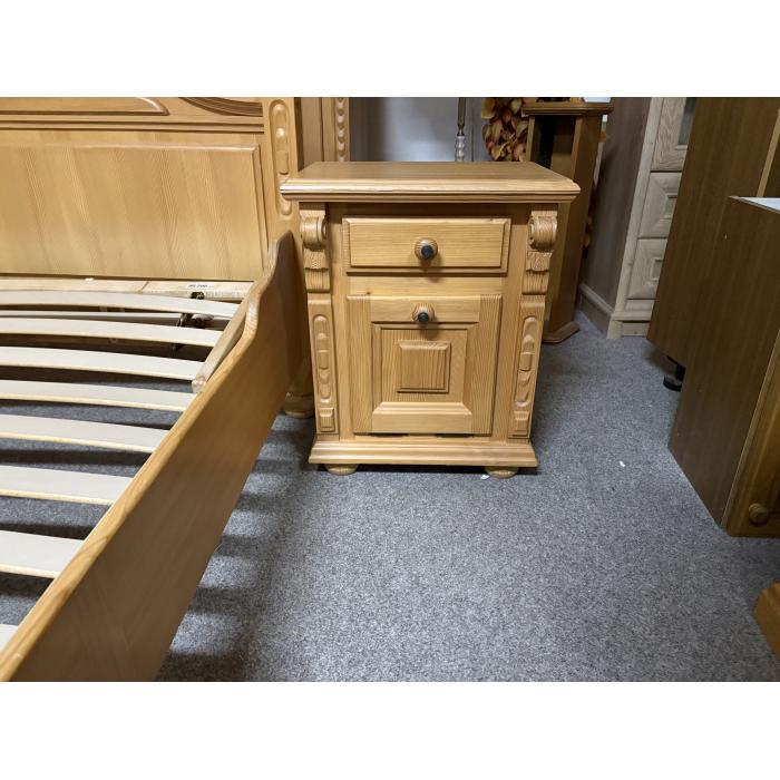 Rustikální noční stolek světlí