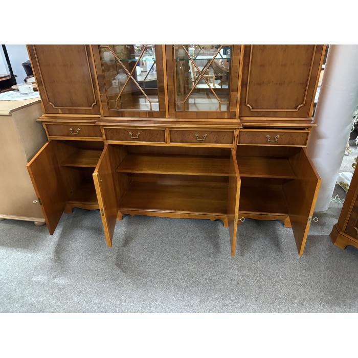 Italská masivní vitrína