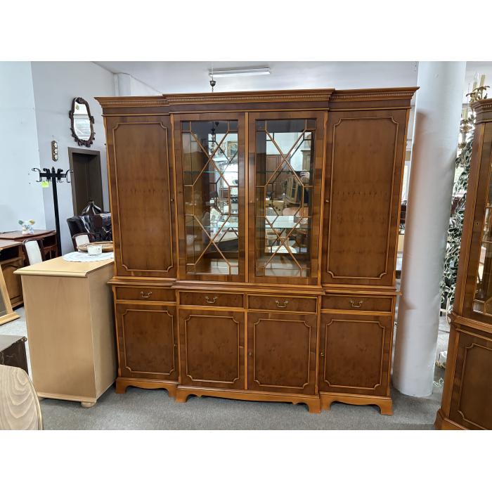 Italská masivní vitrína