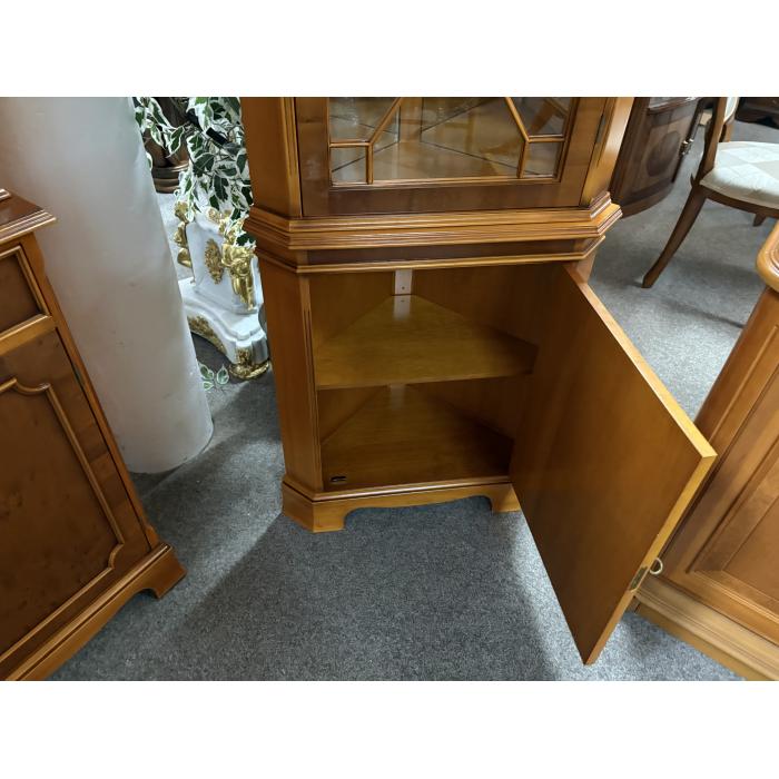 italská masivní vitrína rohová