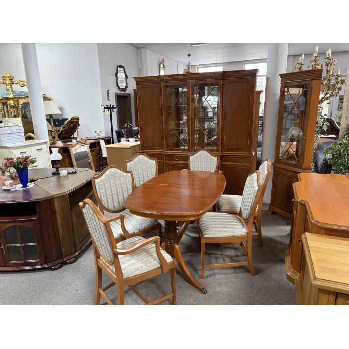 Masivní jídelní stůl. Rozkládací