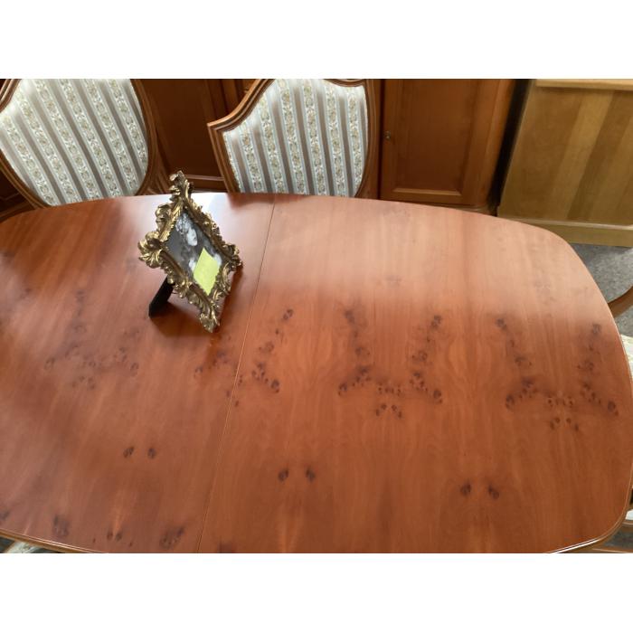 Masivní jídelní stůl. Rozkládací