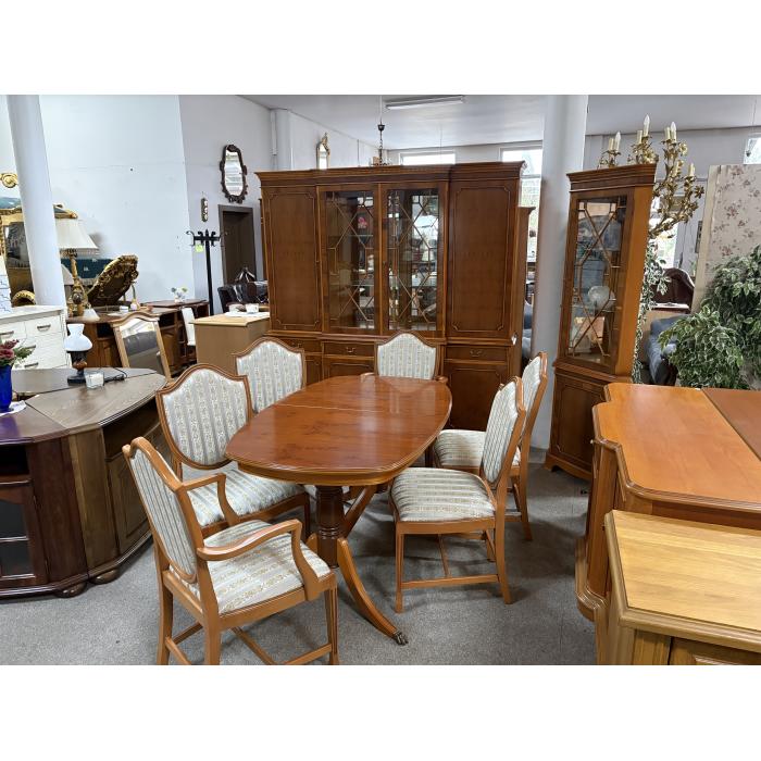 Masivní jídelní stůl. Rozkládací