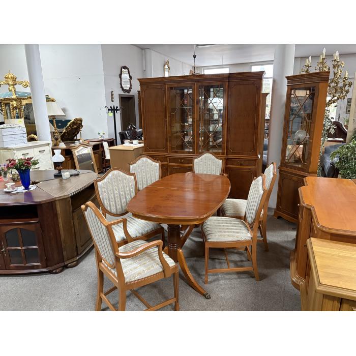 Masivní jídelní stůl. Rozkládací