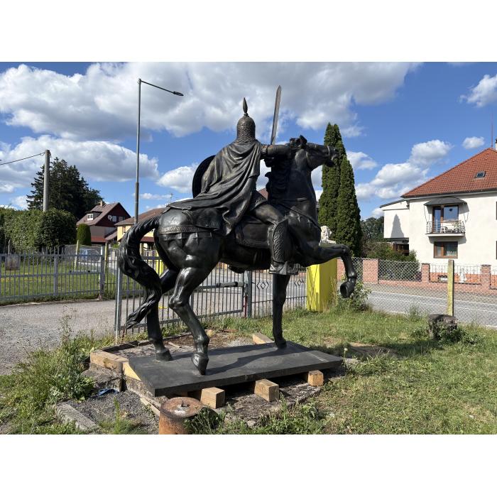 Litinová socha kůň s rytiřem  velký!!