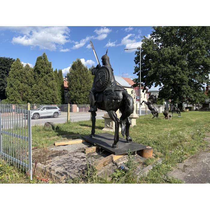 Litinová socha kůň s rytiřem  velký!!