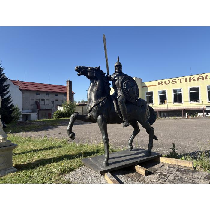 Litinová socha kůň s rytiřem velký!!